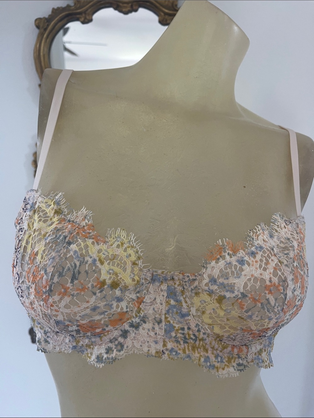 Victoria's Secret Dream Angels Delicate Pastel Floral Lace Underwire Bra